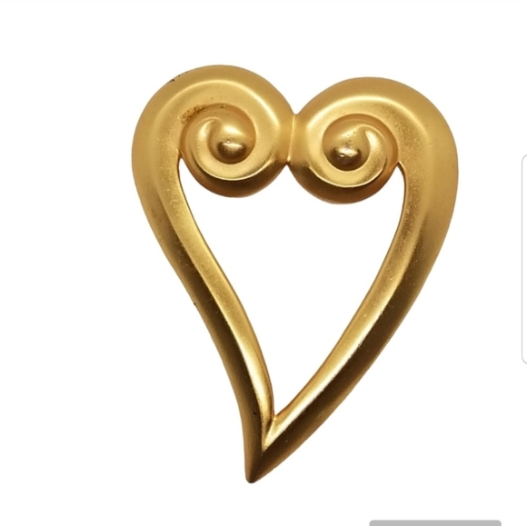 VINTAGE MATTE GOLDTONED HEART WITH SCROLL DESIGN BROOCH - Picture 1 of 3